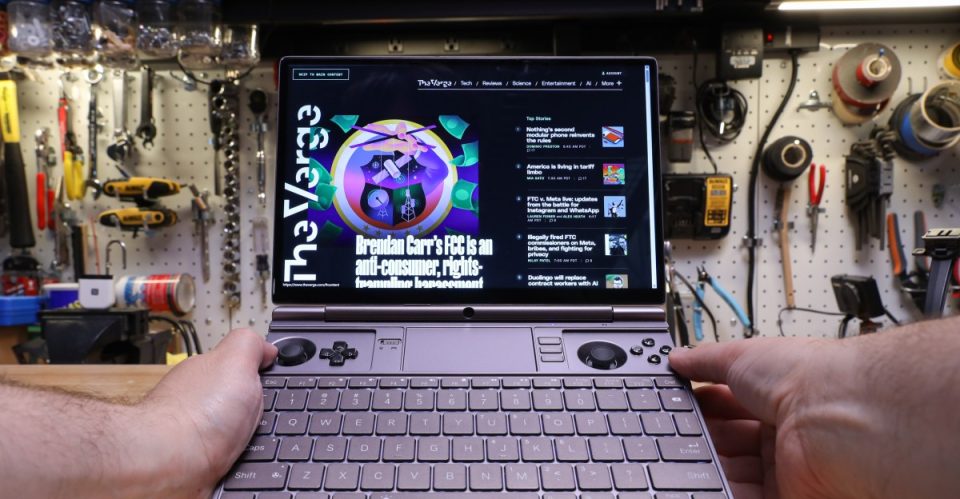 this-surprisingly-competent-laptop-doubles-as-a-gaming-handheld
