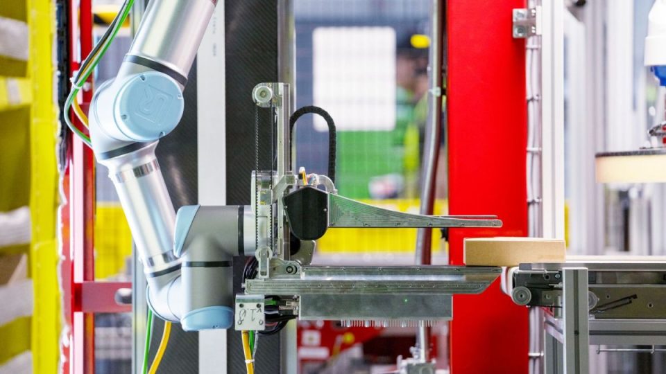 amazon-debuts-a-warehouse-robot-with-a-sense-of-‘touch’-|-techcrunch