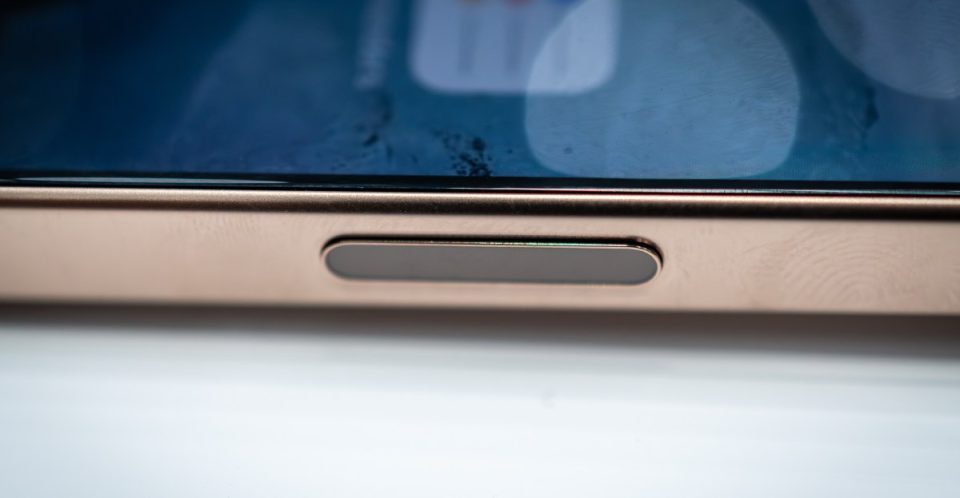 apple-may-release-a-‘mostly-glass,-curved-iphone’-in-2027