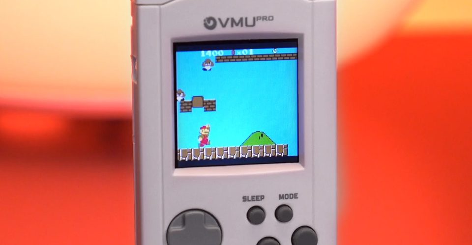 the-upgraded-vmu-pro-turns-the-dreamcast’s-memory-card-into-a-handheld-emulator
