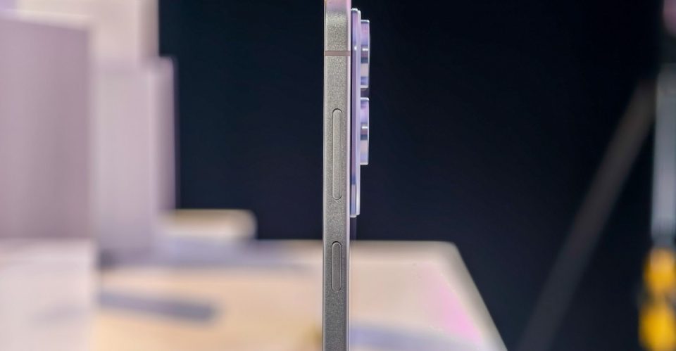 samsung’s-s25-edge-is-a-thin-phone-with-two-big-tradeoffs